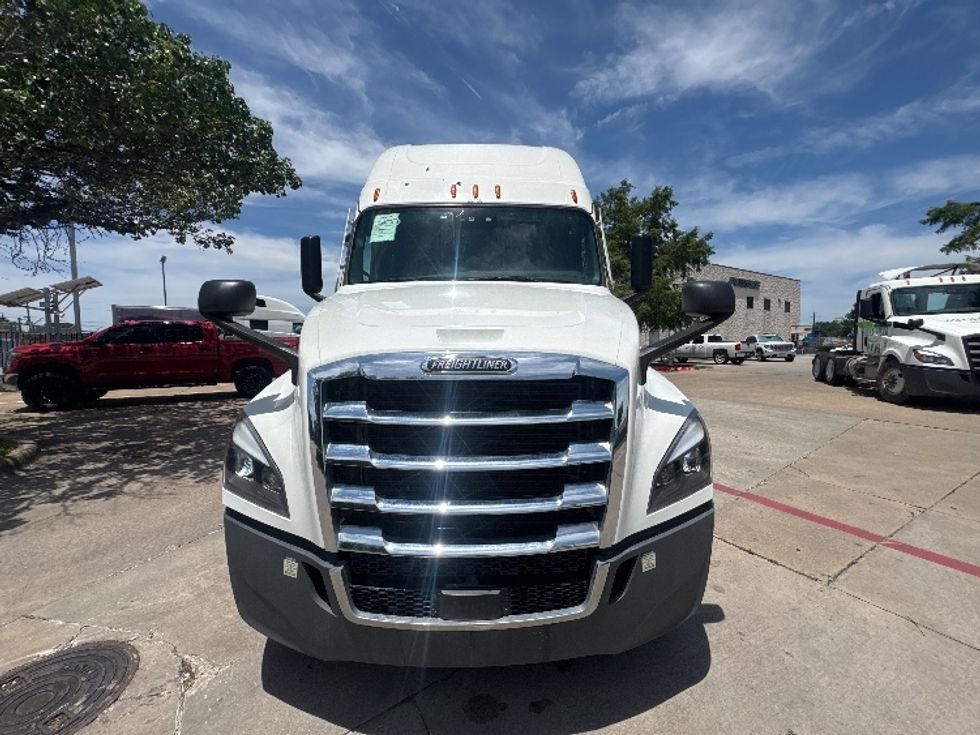 Sleeper Tractor-Heavy Duty Tractors-Freightliner-2022-T12664ST-Garland-TX-466,621\n\t\tmiles-$ 80,000 - Image 2