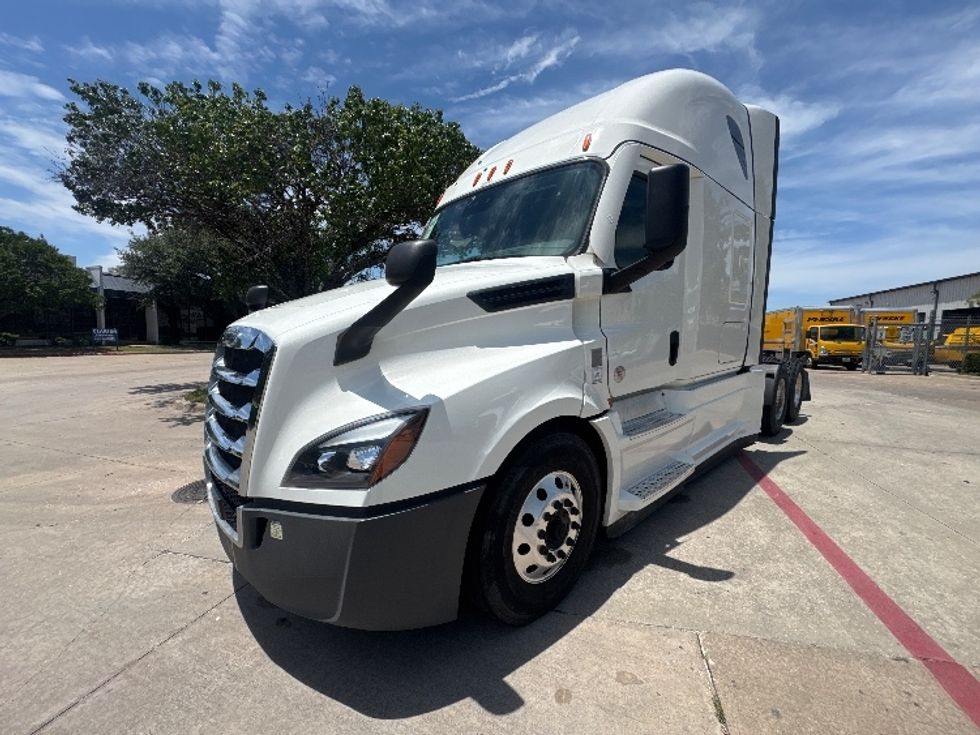 Sleeper Tractor-Heavy Duty Tractors-Freightliner-2022-T12664ST-Garland-TX-466,621\n\t\tmiles-$ 80,000 - Image 3