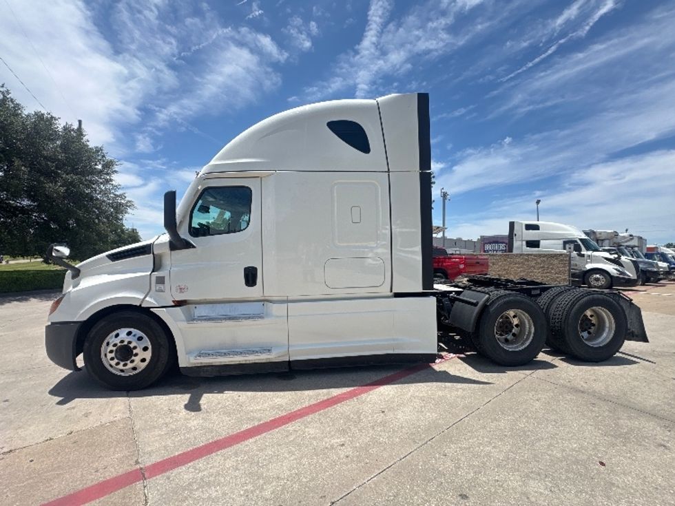 Sleeper Tractor-Heavy Duty Tractors-Freightliner-2022-T12664ST-Garland-TX-466,621\n\t\tmiles-$ 80,000 - Image 4