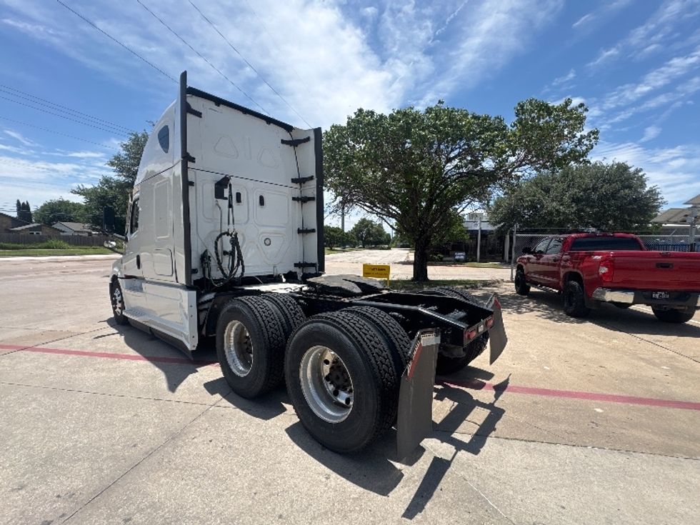 Sleeper Tractor-Heavy Duty Tractors-Freightliner-2022-T12664ST-Garland-TX-466,621\n\t\tmiles-$ 80,000 - Image 5