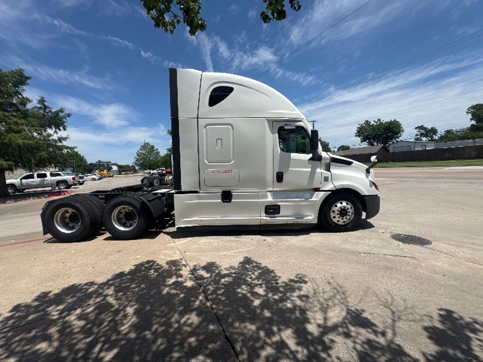 Sleeper Tractor-Heavy Duty Tractors-Freightliner-2022-T12664ST-Garland-TX-466,621\n\t\tmiles-$ 80,000 - Image 8