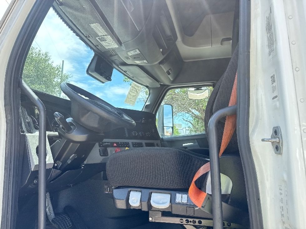 Sleeper Tractor-Heavy Duty Tractors-Freightliner-2022-T12664ST-Garland-TX-466,621\n\t\tmiles-$ 80,000 - Image 9