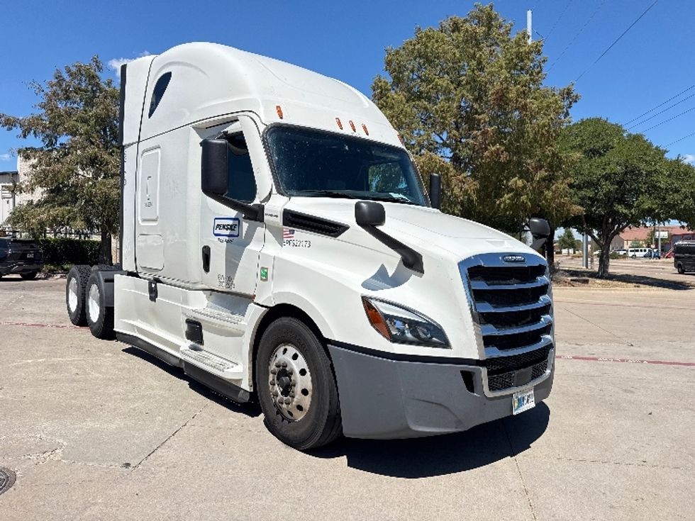 Sleeper Tractor-Heavy Duty Tractors-Freightliner-2022-T12664ST-Garland-TX-595,002\n\t\tmiles-$ 70,750 - Image 1