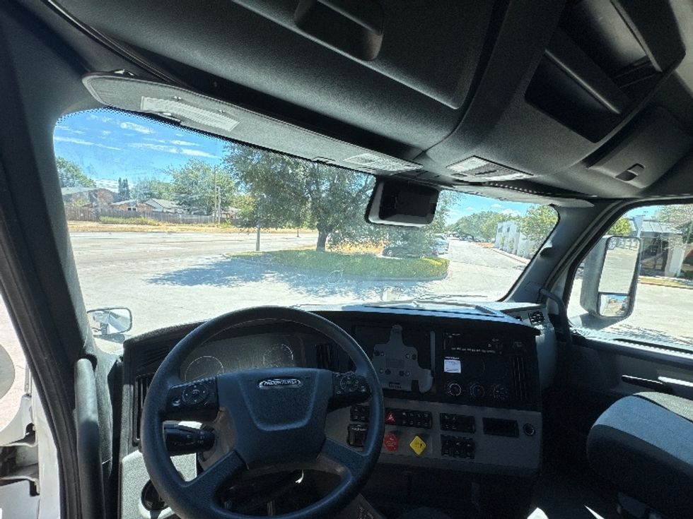 Sleeper Tractor-Heavy Duty Tractors-Freightliner-2022-T12664ST-Garland-TX-595,002\n\t\tmiles-$ 70,750 - Image 11