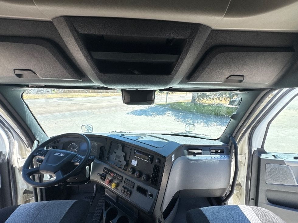 Sleeper Tractor-Heavy Duty Tractors-Freightliner-2022-T12664ST-Garland-TX-595,002\n\t\tmiles-$ 70,750 - Image 12