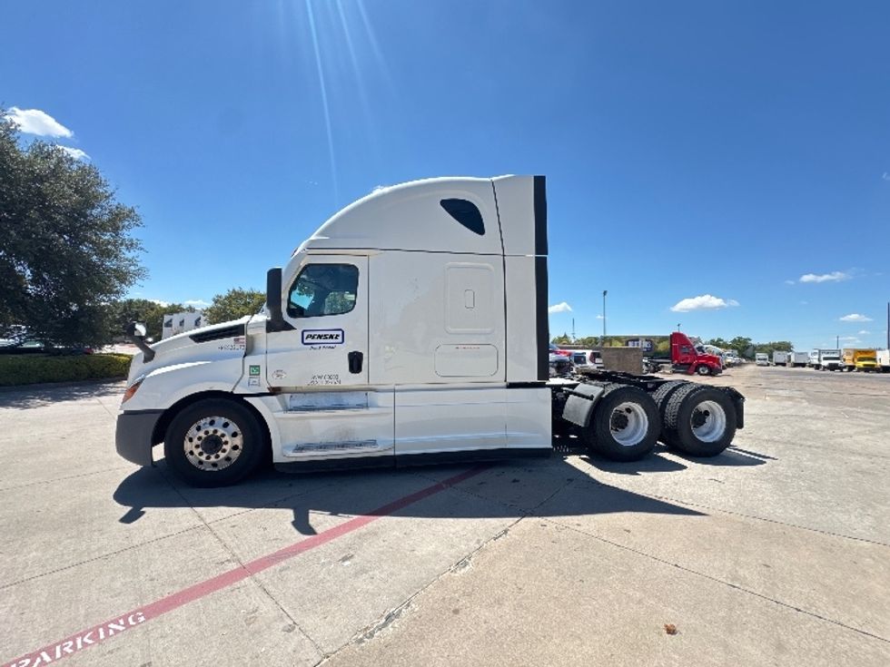 Sleeper Tractor-Heavy Duty Tractors-Freightliner-2022-T12664ST-Garland-TX-595,002\n\t\tmiles-$ 70,750 - Image 4