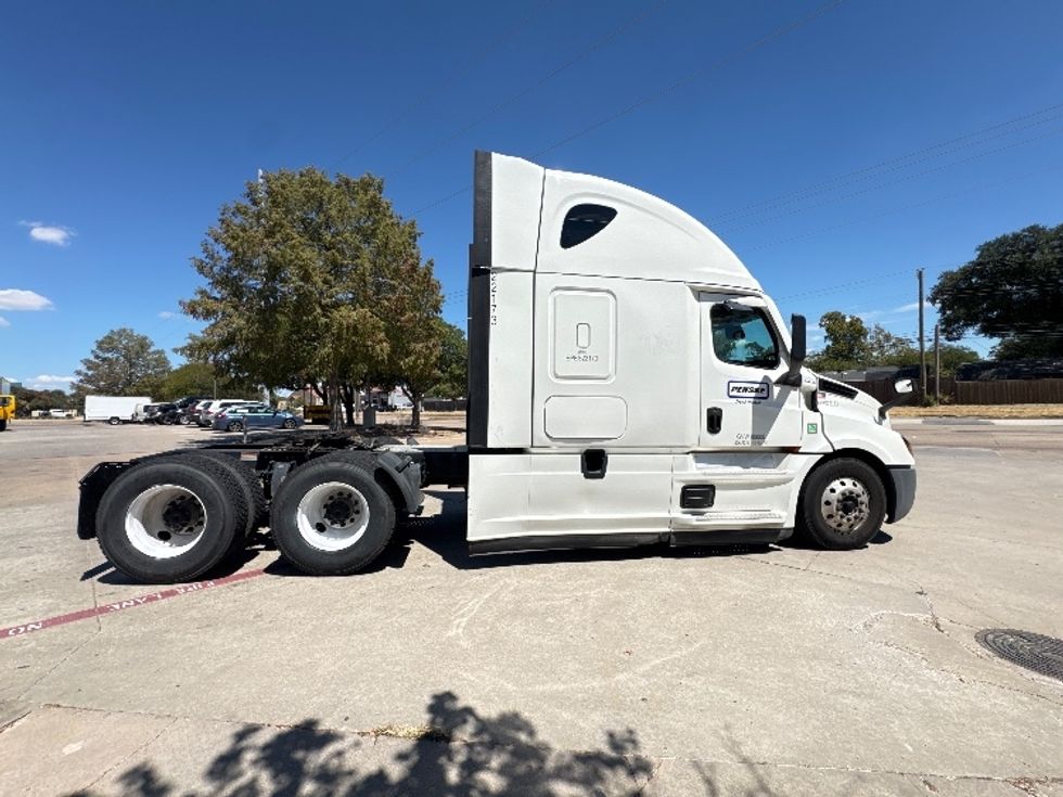 Sleeper Tractor-Heavy Duty Tractors-Freightliner-2022-T12664ST-Garland-TX-595,002\n\t\tmiles-$ 70,750 - Image 8