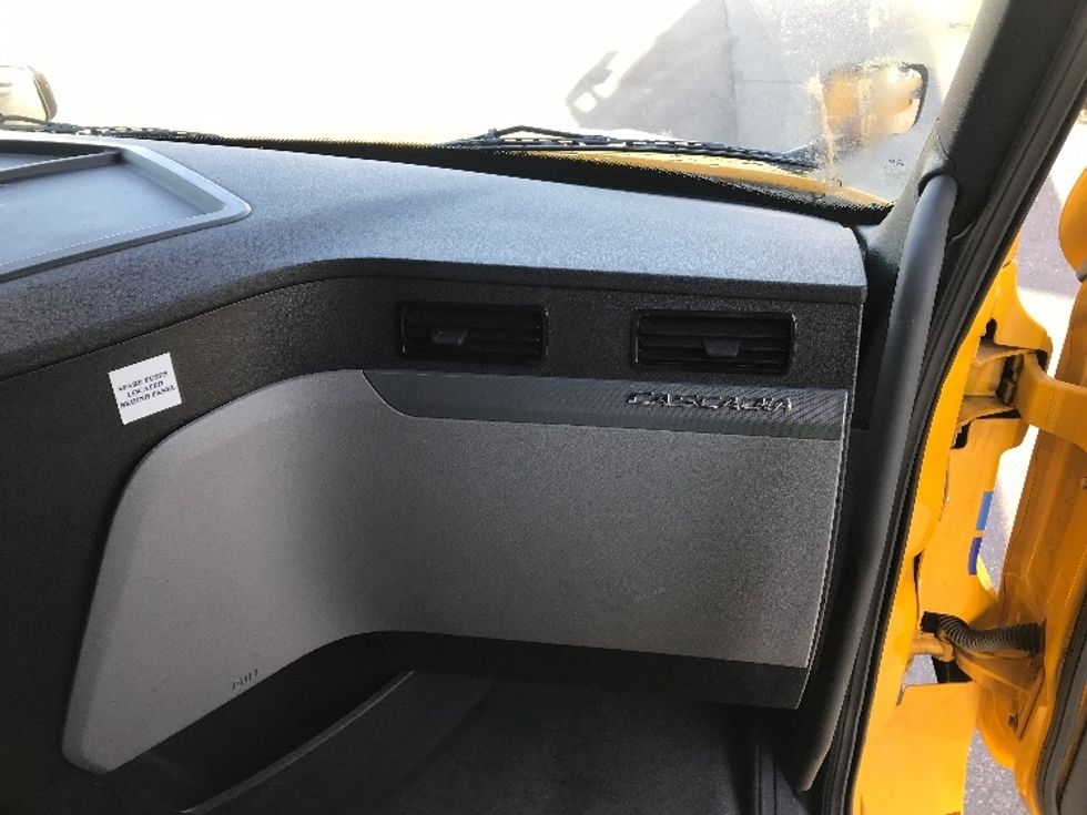 Sleeper Tractor-Heavy Duty Tractors-Freightliner-2022-T12664ST-Goodyear-AZ-413,616\n\t\tmiles-$ 80,750 - Image 13