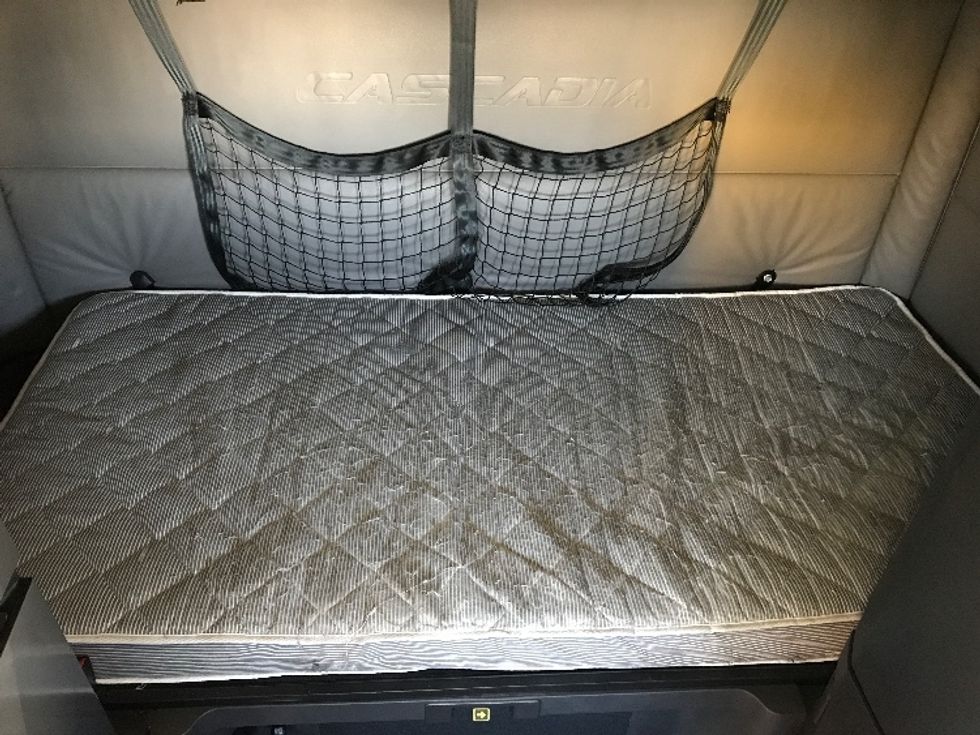 Sleeper Tractor-Heavy Duty Tractors-Freightliner-2022-T12664ST-Goodyear-AZ-413,616\n\t\tmiles-$ 80,750 - Image 16