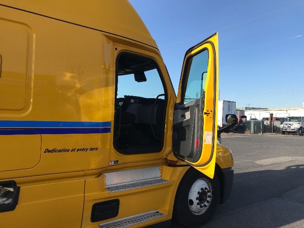 Sleeper Tractor-Heavy Duty Tractors-Freightliner-2022-T12664ST-Goodyear-AZ-413,616\n\t\tmiles-$ 80,750 - Image 21