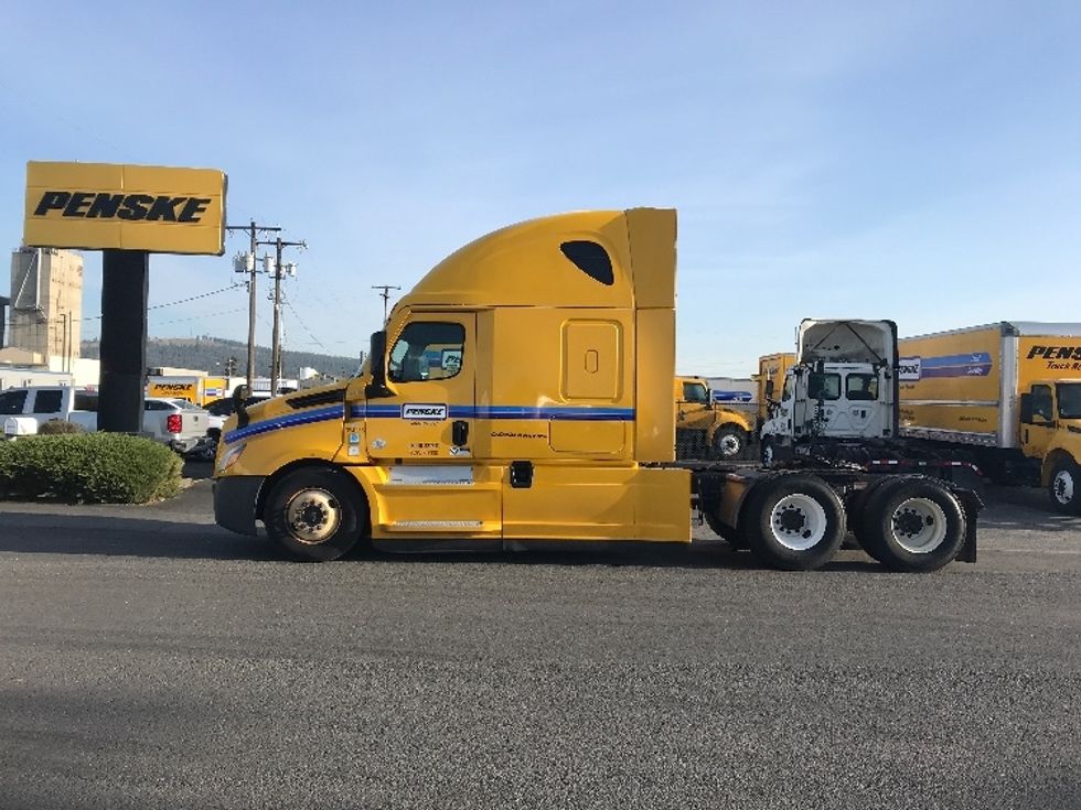 Sleeper Tractor-Heavy Duty Tractors-Freightliner-2022-T12664ST-Goodyear-AZ-413,616\n\t\tmiles-$ 80,750 - Image 4