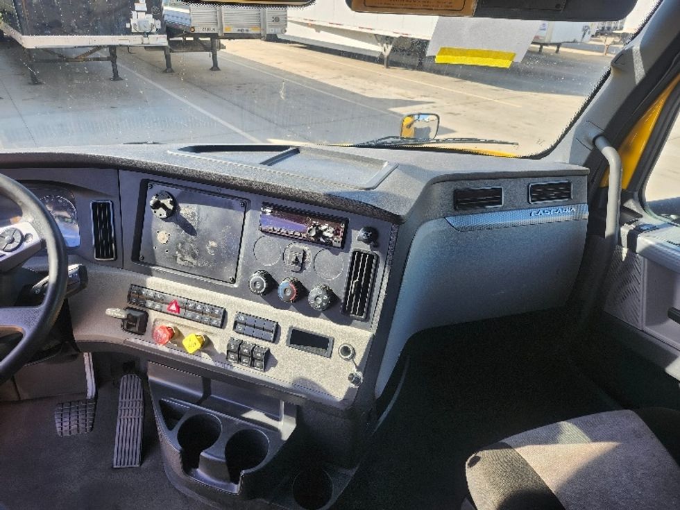 Sleeper Tractor-Heavy Duty Tractors-Freightliner-2022-T12664ST-Goshen-IN-441,809\n\t\tmiles-$ 70,000 - Image 12