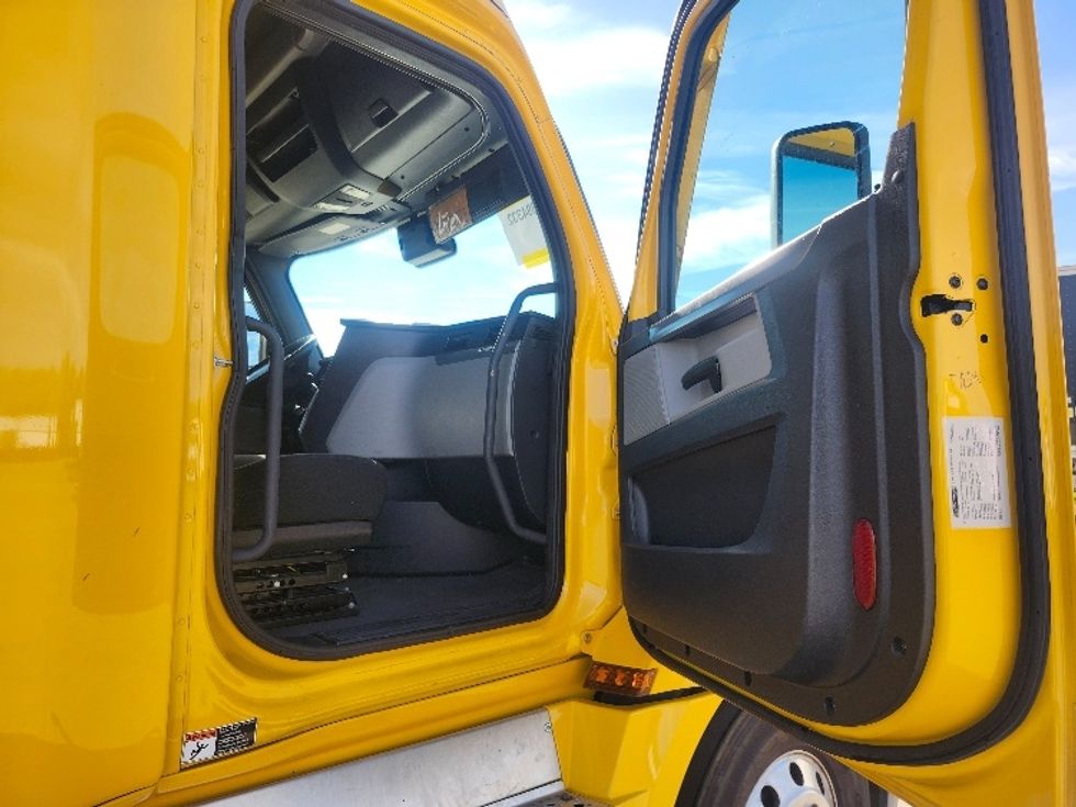 Sleeper Tractor-Heavy Duty Tractors-Freightliner-2022-T12664ST-Goshen-IN-441,809\n\t\tmiles-$ 70,000 - Image 13