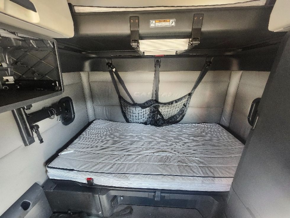 Sleeper Tractor-Heavy Duty Tractors-Freightliner-2022-T12664ST-Goshen-IN-441,809\n\t\tmiles-$ 70,000 - Image 16