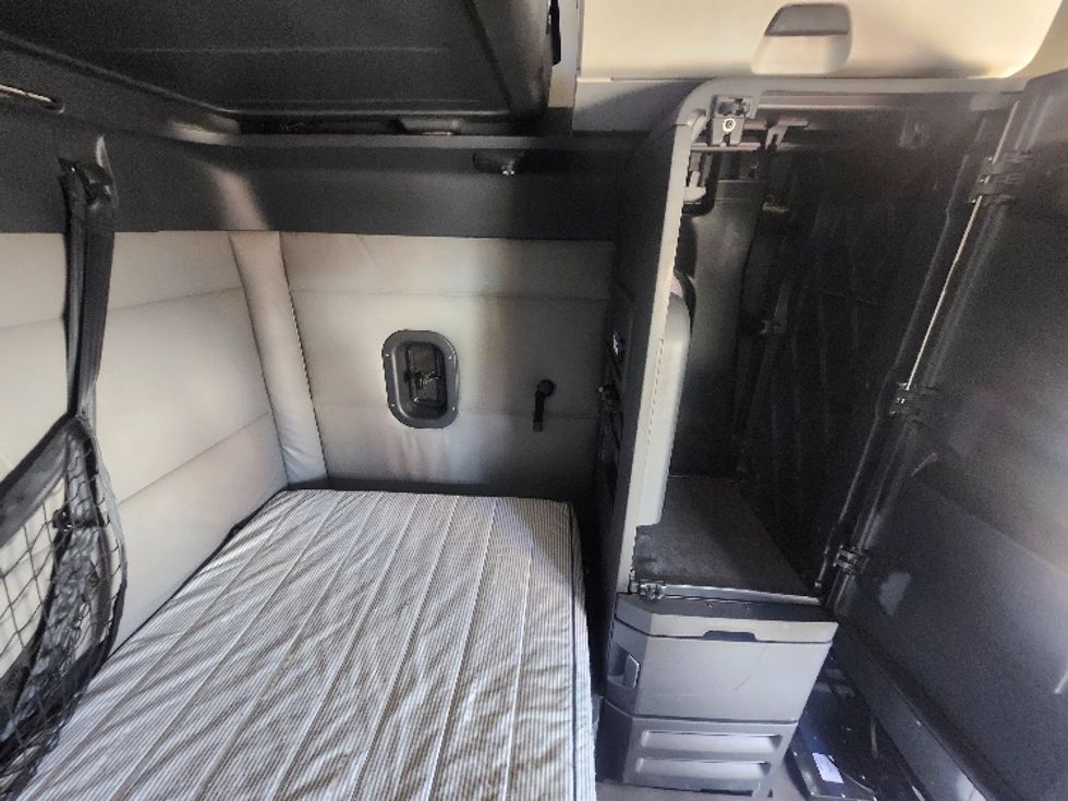 Sleeper Tractor-Heavy Duty Tractors-Freightliner-2022-T12664ST-Goshen-IN-441,809\n\t\tmiles-$ 70,000 - Image 18