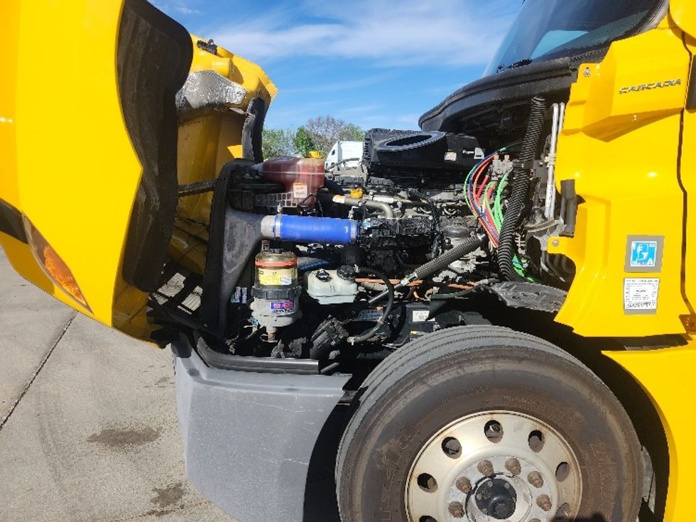 Sleeper Tractor-Heavy Duty Tractors-Freightliner-2022-T12664ST-Goshen-IN-441,809\n\t\tmiles-$ 70,000 - Image 21