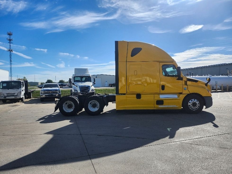 Sleeper Tractor-Heavy Duty Tractors-Freightliner-2022-T12664ST-Goshen-IN-441,809\n\t\tmiles-$ 70,000 - Image 8
