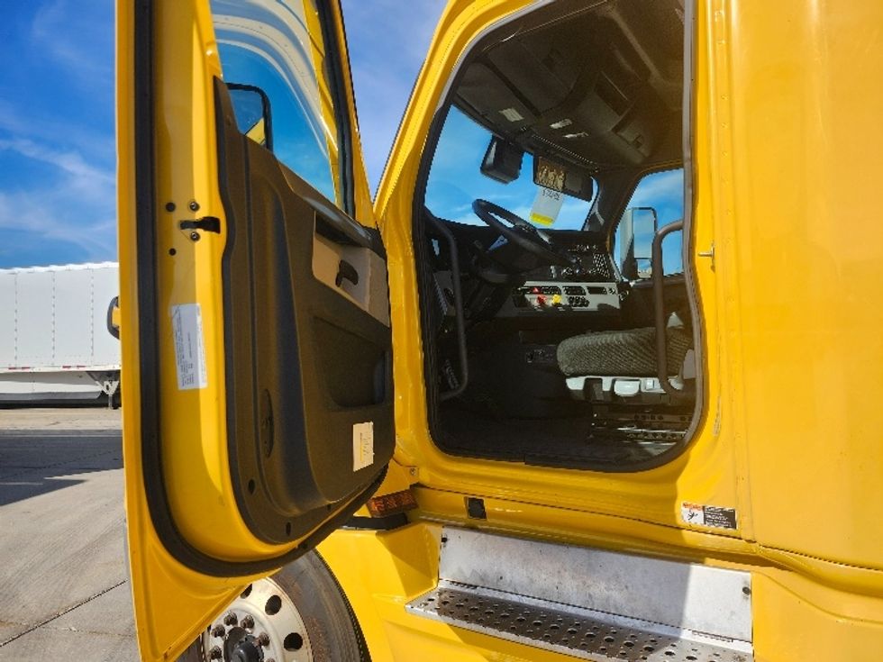 Sleeper Tractor-Heavy Duty Tractors-Freightliner-2022-T12664ST-Goshen-IN-441,809\n\t\tmiles-$ 70,000 - Image 9