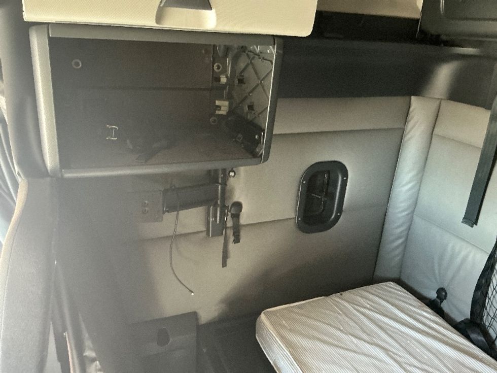 Sleeper Tractor-Heavy Duty Tractors-Freightliner-2022-T12664ST-Grand Junction-CO-520,039\n\t\tmiles-$ 75,000 - Image 16