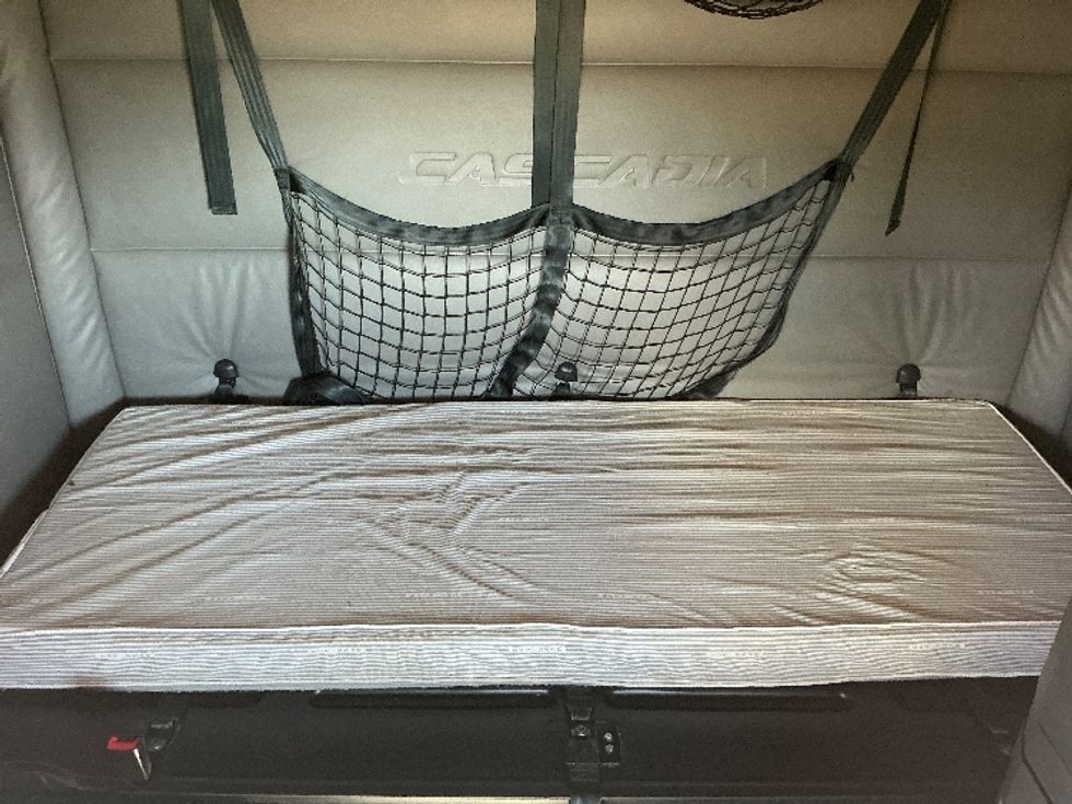 Sleeper Tractor-Heavy Duty Tractors-Freightliner-2022-T12664ST-Grand Junction-CO-520,039\n\t\tmiles-$ 75,000 - Image 17