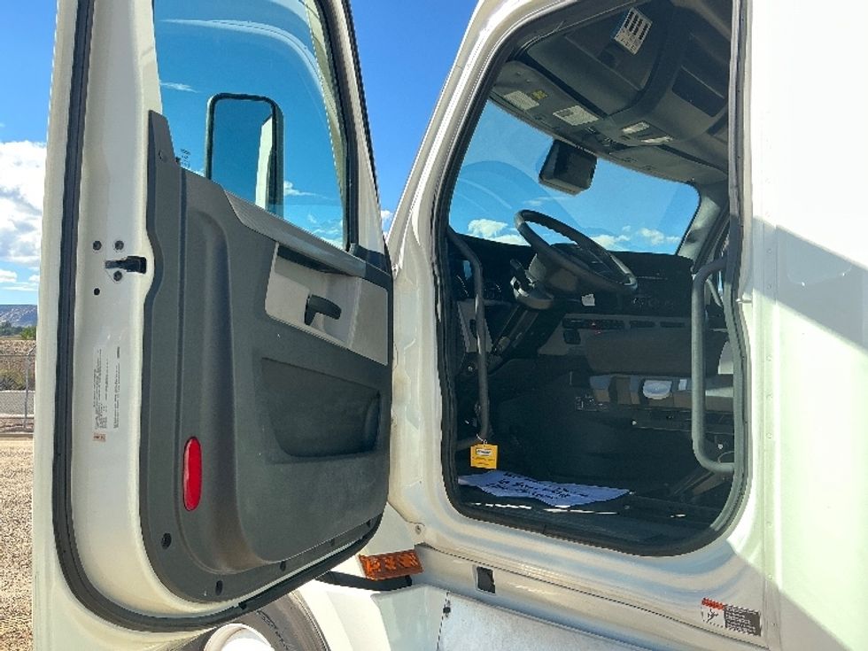 Sleeper Tractor-Heavy Duty Tractors-Freightliner-2022-T12664ST-Grand Junction-CO-520,039\n\t\tmiles-$ 75,000 - Image 9