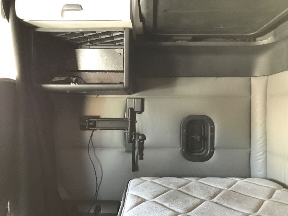 Sleeper Tractor-Heavy Duty Tractors-Freightliner-2022-T12664ST-Greeley-CO-570,439\n\t\tmiles-$ 65,250 - Image 19