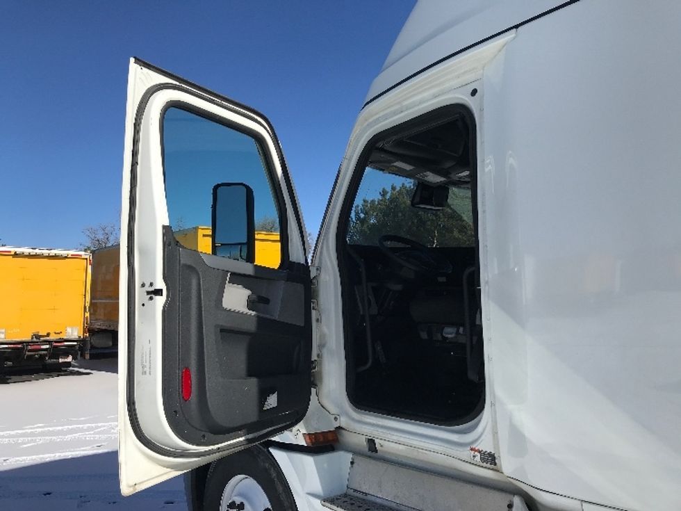 Sleeper Tractor-Heavy Duty Tractors-Freightliner-2022-T12664ST-Greeley-CO-570,439\n\t\tmiles-$ 65,250 - Image 9