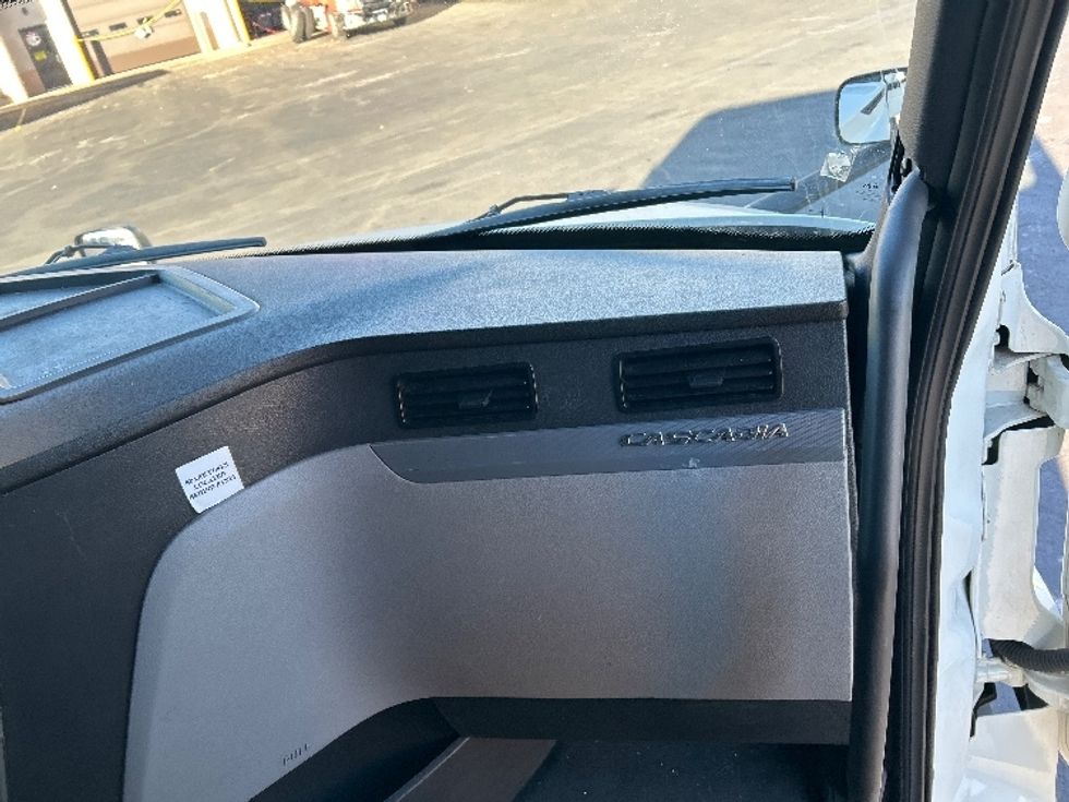 Sleeper Tractor-Heavy Duty Tractors-Freightliner-2022-T12664ST-Greeley-CO-707,370\n\t\tmiles-$ 50,750 - Image 14