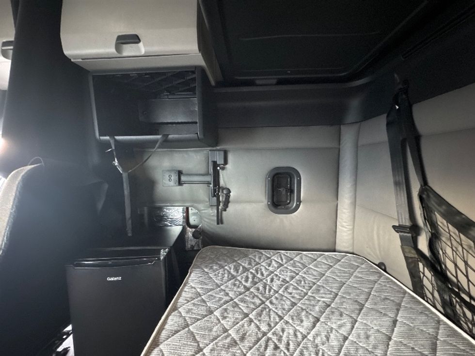 Sleeper Tractor-Heavy Duty Tractors-Freightliner-2022-T12664ST-Greeley-CO-707,370\n\t\tmiles-$ 50,750 - Image 19