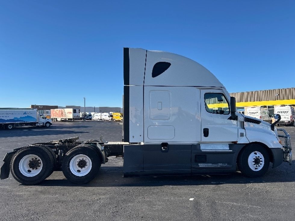 Sleeper Tractor-Heavy Duty Tractors-Freightliner-2022-T12664ST-Greeley-CO-707,370\n\t\tmiles-$ 50,750 - Image 8