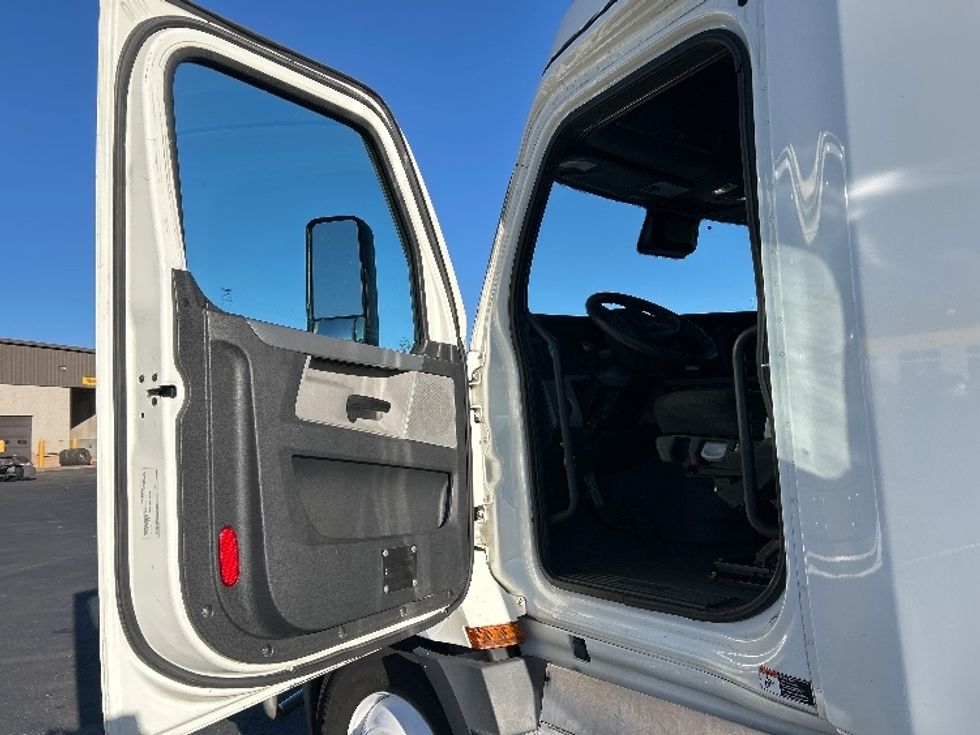 Sleeper Tractor-Heavy Duty Tractors-Freightliner-2022-T12664ST-Greeley-CO-707,370\n\t\tmiles-$ 50,750 - Image 9