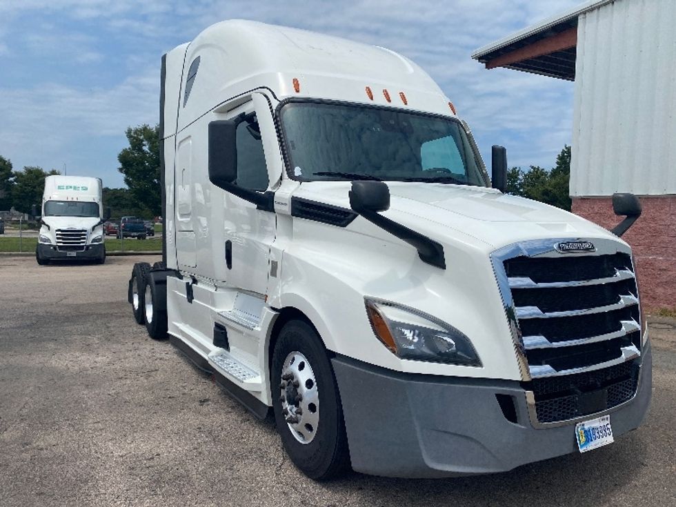 Sleeper Tractor-Heavy Duty Tractors-Freightliner-2022-T12664ST-Greensboro-NC-320,302\n\t\tmiles-$ 95,000 - Image 1