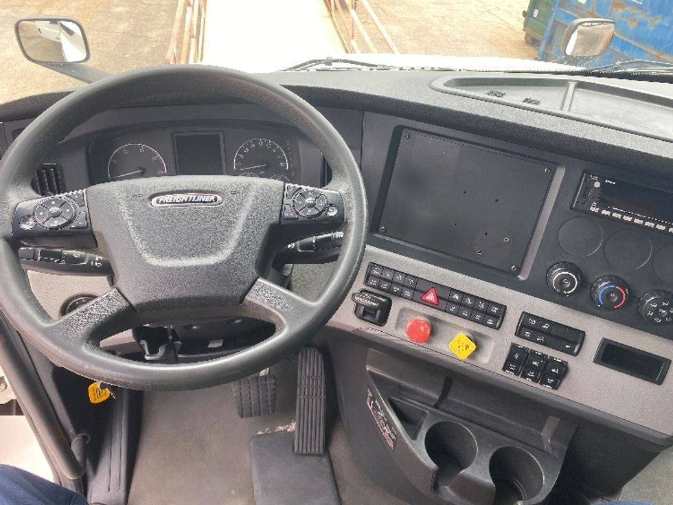 Sleeper Tractor-Heavy Duty Tractors-Freightliner-2022-T12664ST-Greensboro-NC-320,302\n\t\tmiles-$ 95,000 - Image 11