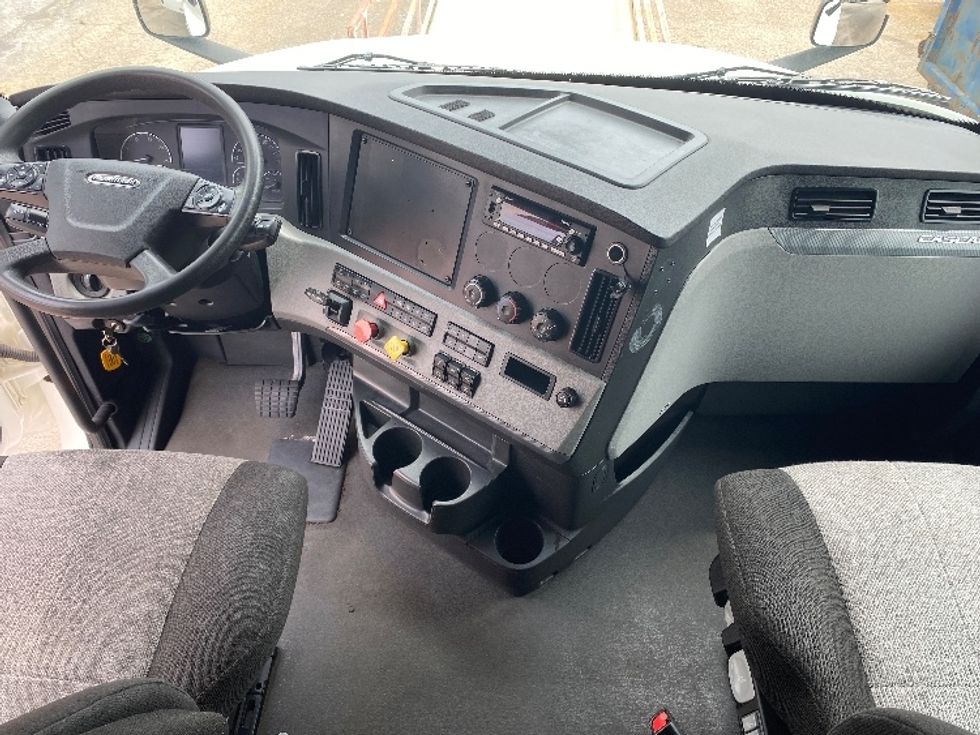 Sleeper Tractor-Heavy Duty Tractors-Freightliner-2022-T12664ST-Greensboro-NC-320,302\n\t\tmiles-$ 95,000 - Image 12
