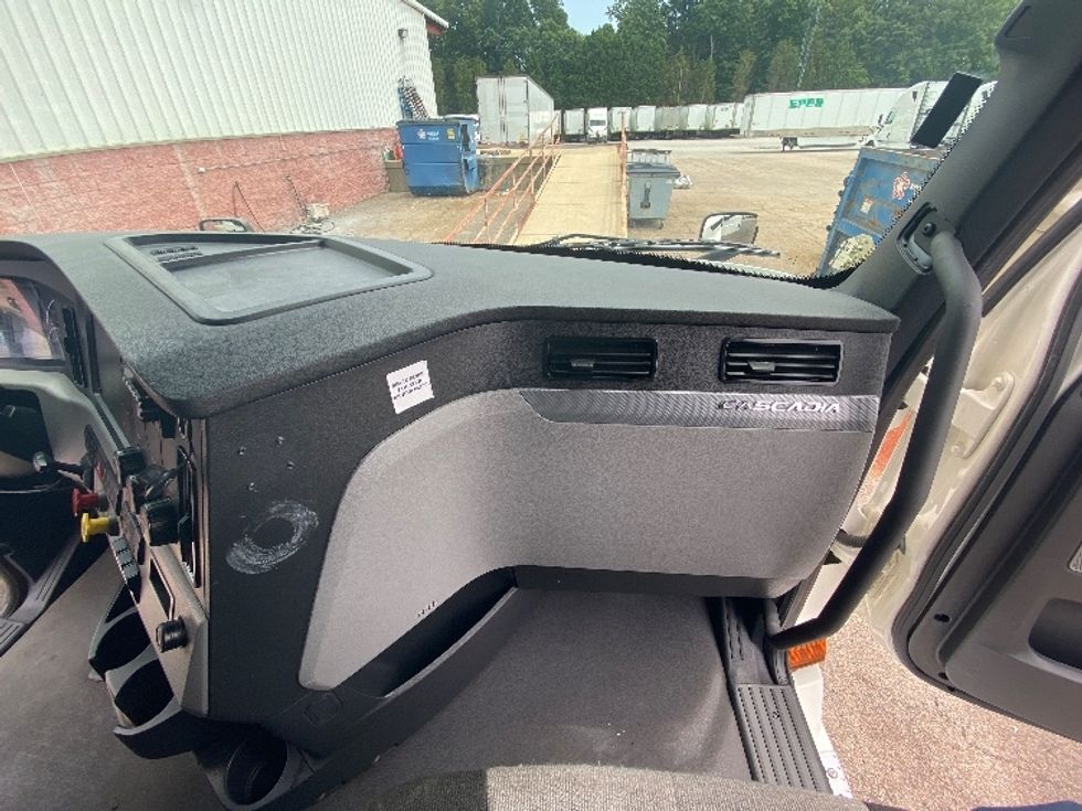 Sleeper Tractor-Heavy Duty Tractors-Freightliner-2022-T12664ST-Greensboro-NC-320,302\n\t\tmiles-$ 95,000 - Image 14