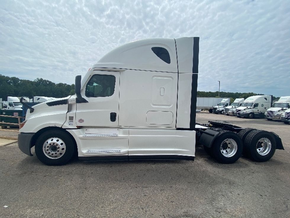 Sleeper Tractor-Heavy Duty Tractors-Freightliner-2022-T12664ST-Greensboro-NC-320,302\n\t\tmiles-$ 95,000 - Image 4