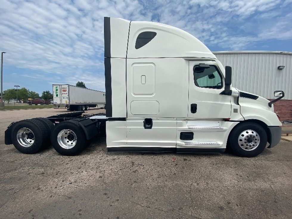 Sleeper Tractor-Heavy Duty Tractors-Freightliner-2022-T12664ST-Greensboro-NC-320,302\n\t\tmiles-$ 95,000 - Image 8