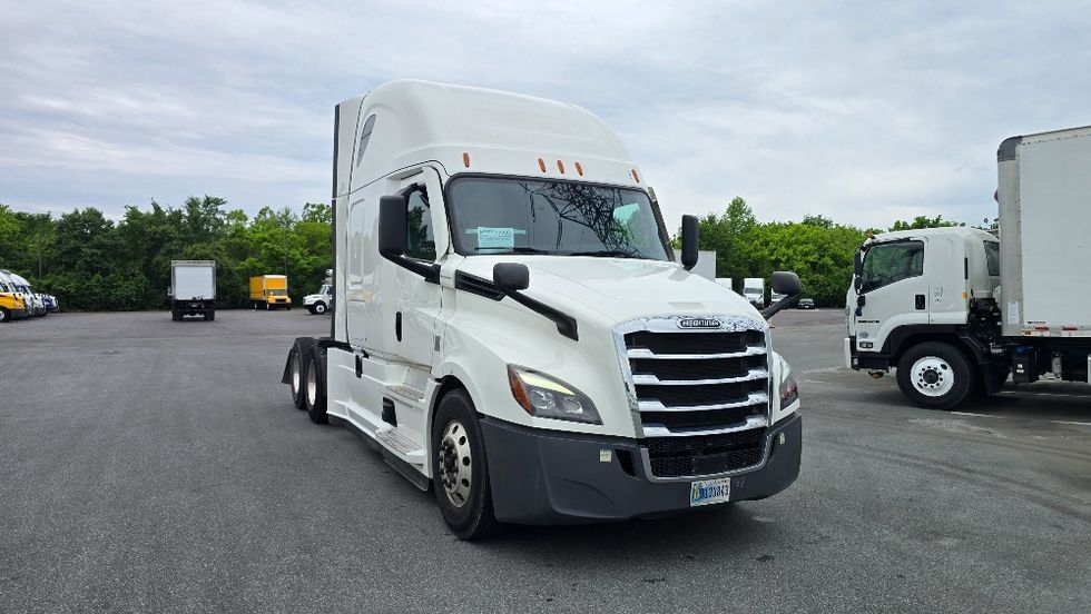 Sleeper Tractor-Heavy Duty Tractors-Freightliner-2022-T12664ST-Greensboro-NC-444,560\n\t\tmiles-$ 77,750 - Image 1