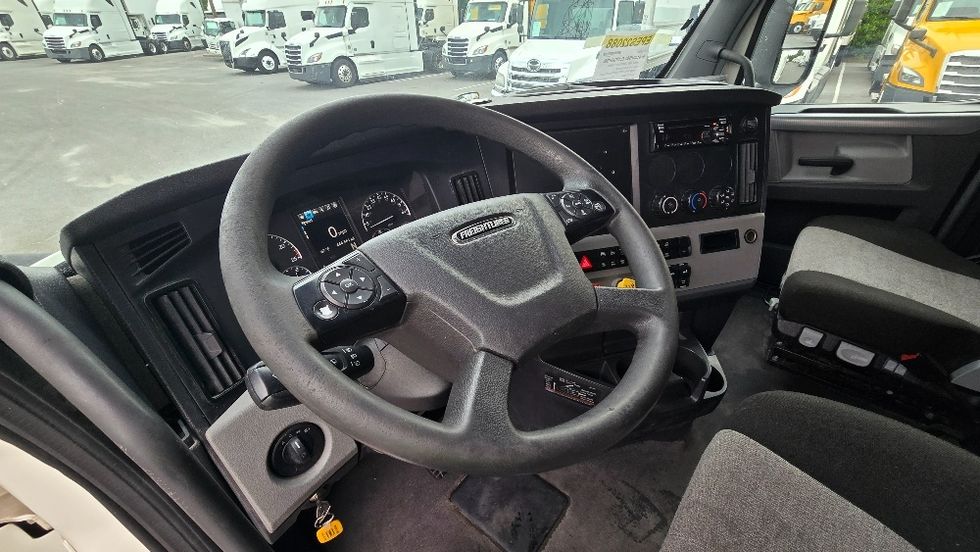 Sleeper Tractor-Heavy Duty Tractors-Freightliner-2022-T12664ST-Greensboro-NC-444,560\n\t\tmiles-$ 77,750 - Image 10