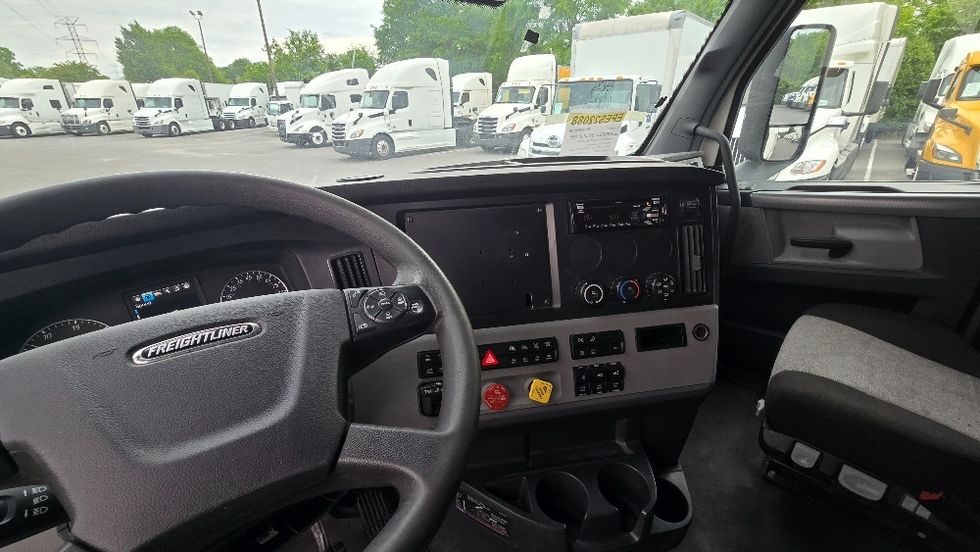 Sleeper Tractor-Heavy Duty Tractors-Freightliner-2022-T12664ST-Greensboro-NC-444,560\n\t\tmiles-$ 77,750 - Image 11