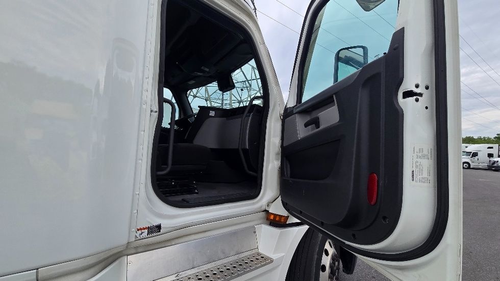 Sleeper Tractor-Heavy Duty Tractors-Freightliner-2022-T12664ST-Greensboro-NC-444,560\n\t\tmiles-$ 77,750 - Image 13