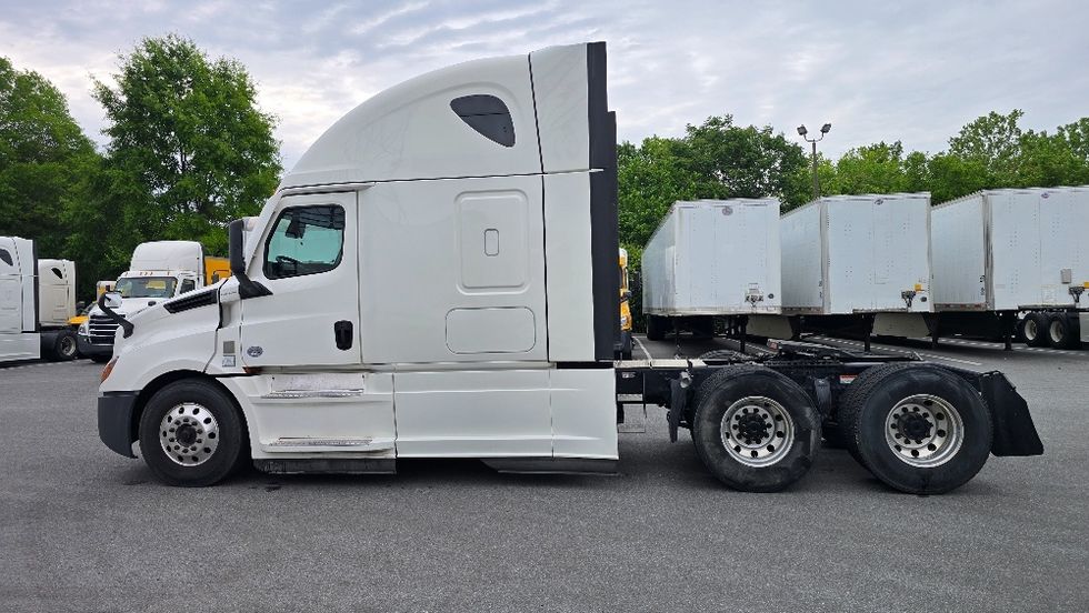 Sleeper Tractor-Heavy Duty Tractors-Freightliner-2022-T12664ST-Greensboro-NC-444,560\n\t\tmiles-$ 77,750 - Image 4