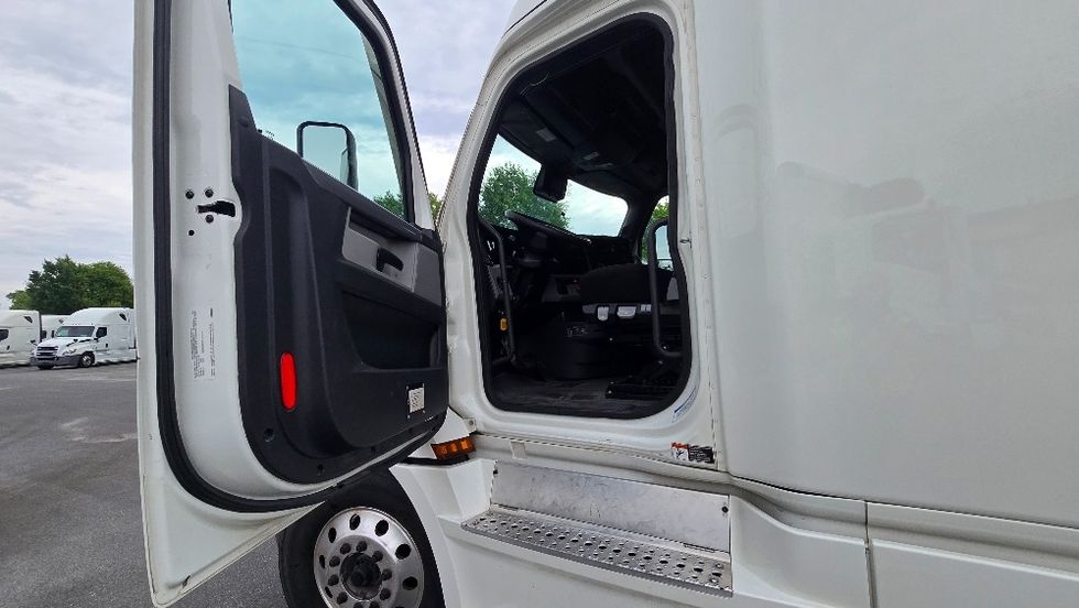 Sleeper Tractor-Heavy Duty Tractors-Freightliner-2022-T12664ST-Greensboro-NC-444,560\n\t\tmiles-$ 77,750 - Image 9