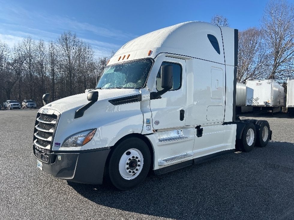 Sleeper Tractor-Heavy Duty Tractors-Freightliner-2022-T12664ST-Greensboro-NC-475,442\n\t\tmiles-$ 69,250 - Image 1