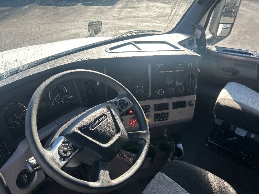 Sleeper Tractor-Heavy Duty Tractors-Freightliner-2022-T12664ST-Greensboro-NC-475,442\n\t\tmiles-$ 69,250 - Image 10