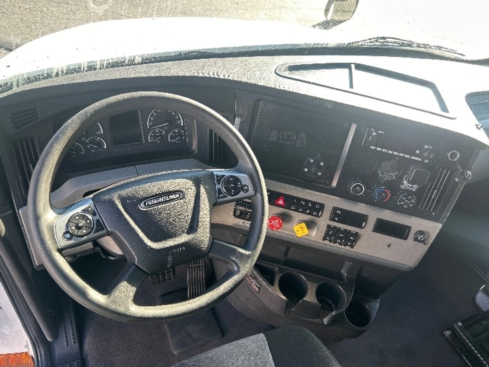 Sleeper Tractor-Heavy Duty Tractors-Freightliner-2022-T12664ST-Greensboro-NC-475,442\n\t\tmiles-$ 69,250 - Image 11