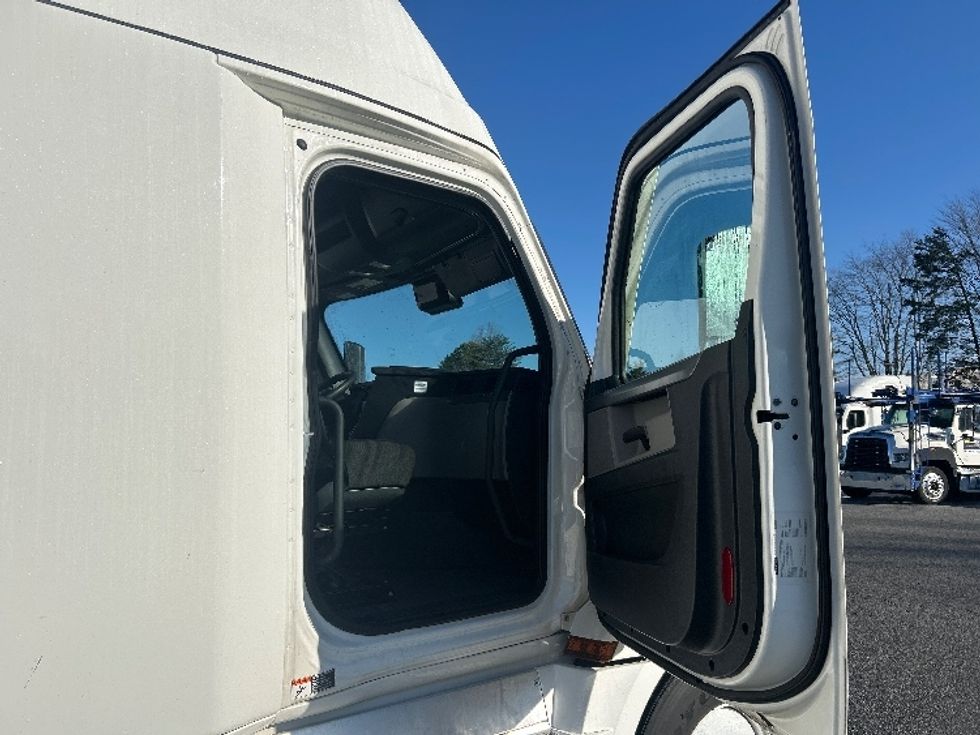 Sleeper Tractor-Heavy Duty Tractors-Freightliner-2022-T12664ST-Greensboro-NC-475,442\n\t\tmiles-$ 69,250 - Image 13