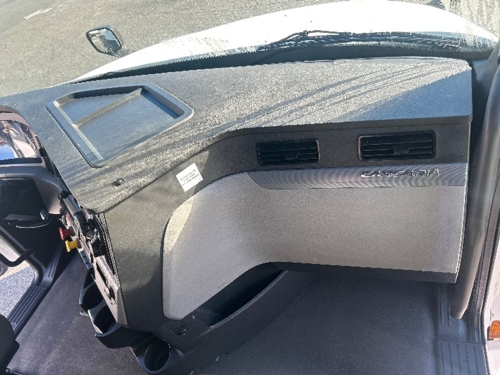 Sleeper Tractor-Heavy Duty Tractors-Freightliner-2022-T12664ST-Greensboro-NC-475,442\n\t\tmiles-$ 69,250 - Image 14