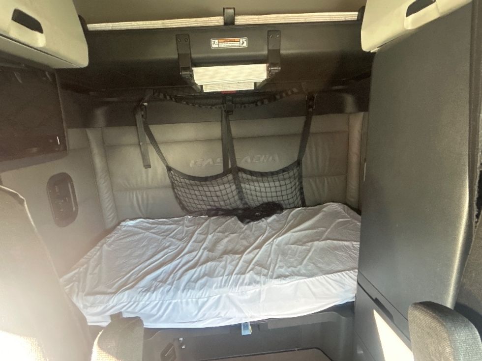 Sleeper Tractor-Heavy Duty Tractors-Freightliner-2022-T12664ST-Greensboro-NC-475,442\n\t\tmiles-$ 69,250 - Image 16