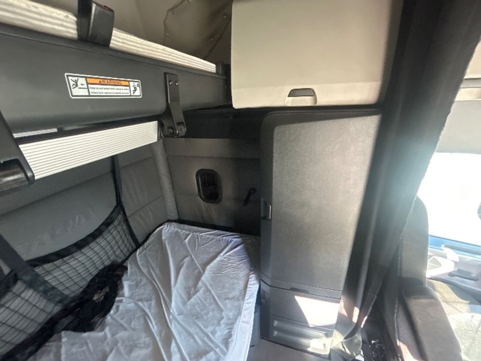 Sleeper Tractor-Heavy Duty Tractors-Freightliner-2022-T12664ST-Greensboro-NC-475,442\n\t\tmiles-$ 69,250 - Image 18